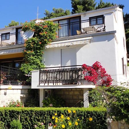 Guesthouse Apartment Bozica Бол Екстериор снимка