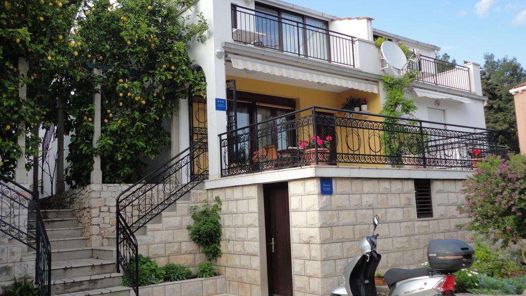 Guesthouse Apartment Bozica Бол Екстериор снимка