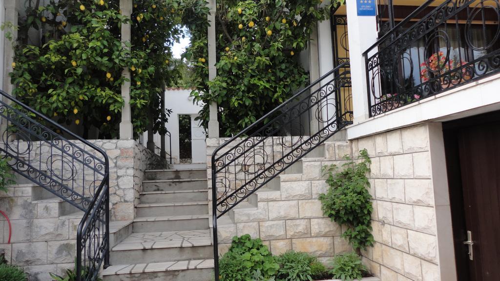 Guesthouse Apartment Bozica Бол Екстериор снимка