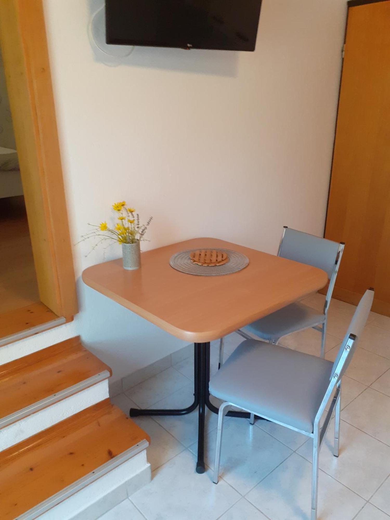 Guesthouse Apartment Bozica Бол Екстериор снимка
