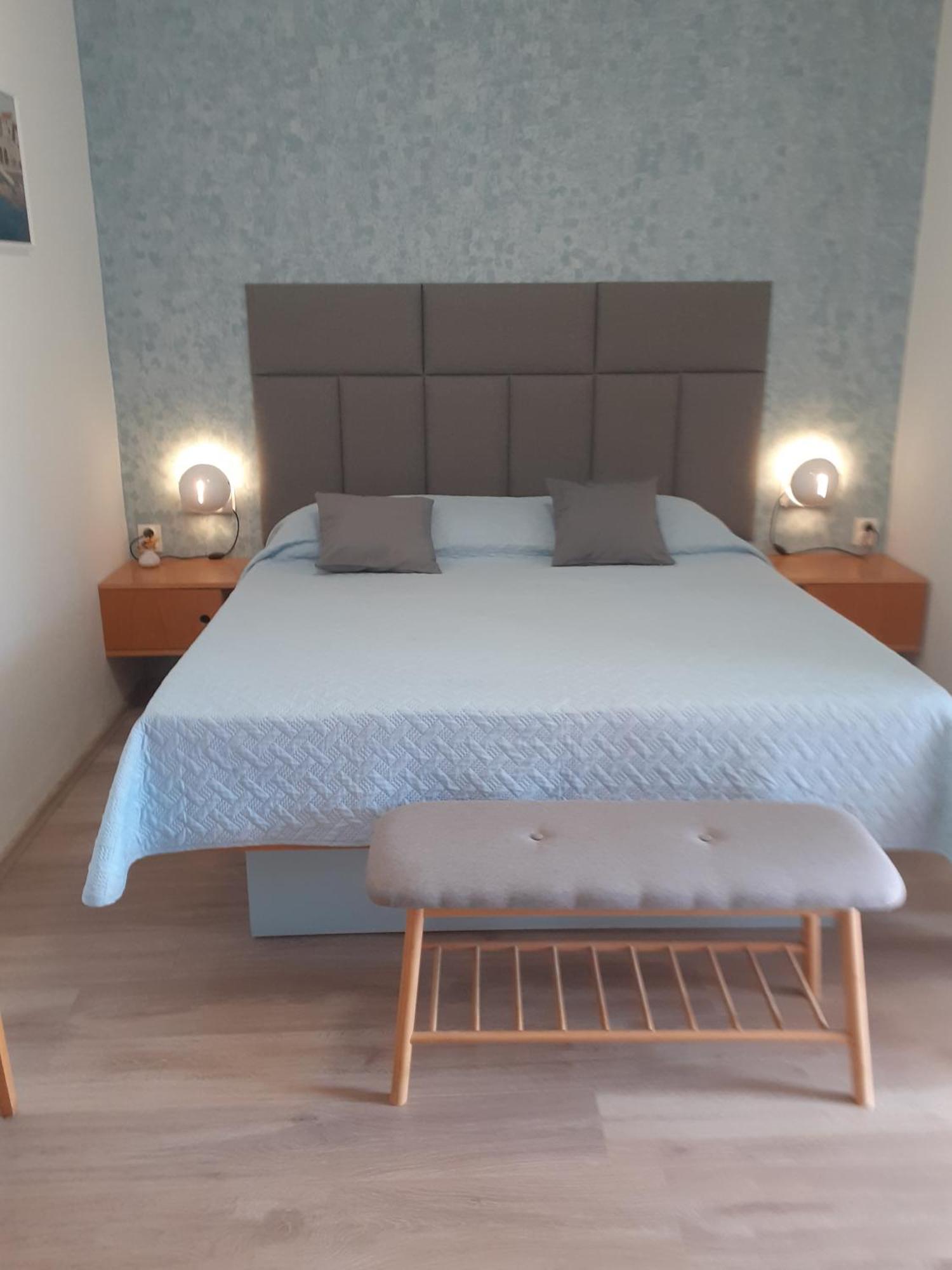 Guesthouse Apartment Bozica Бол Екстериор снимка
