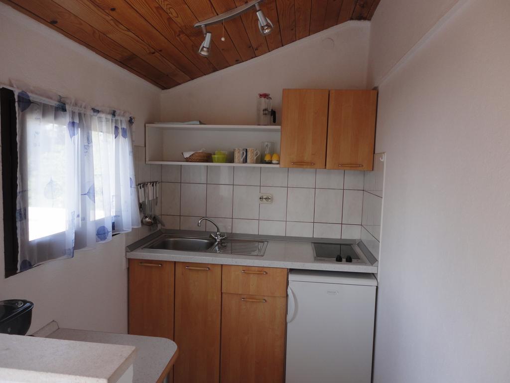 Guesthouse Apartment Bozica Бол Екстериор снимка