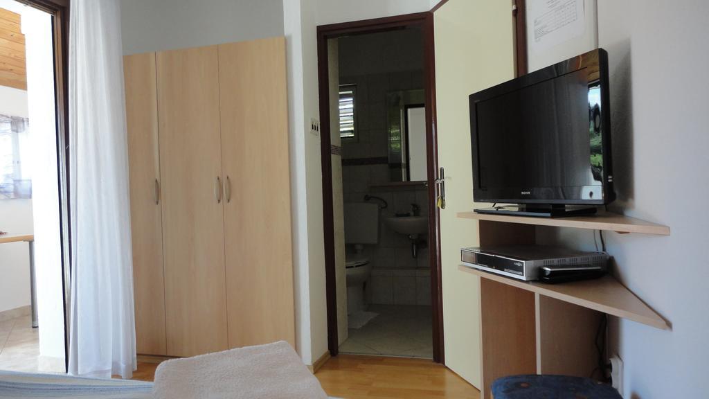 Guesthouse Apartment Bozica Бол Екстериор снимка