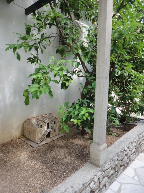 Guesthouse Apartment Bozica Бол Екстериор снимка