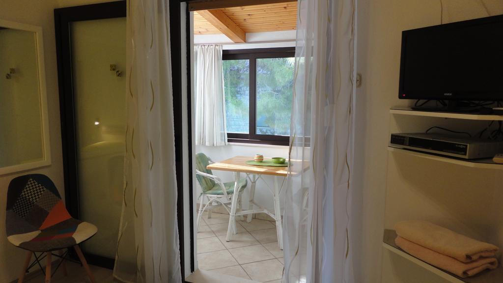 Guesthouse Apartment Bozica Бол Екстериор снимка