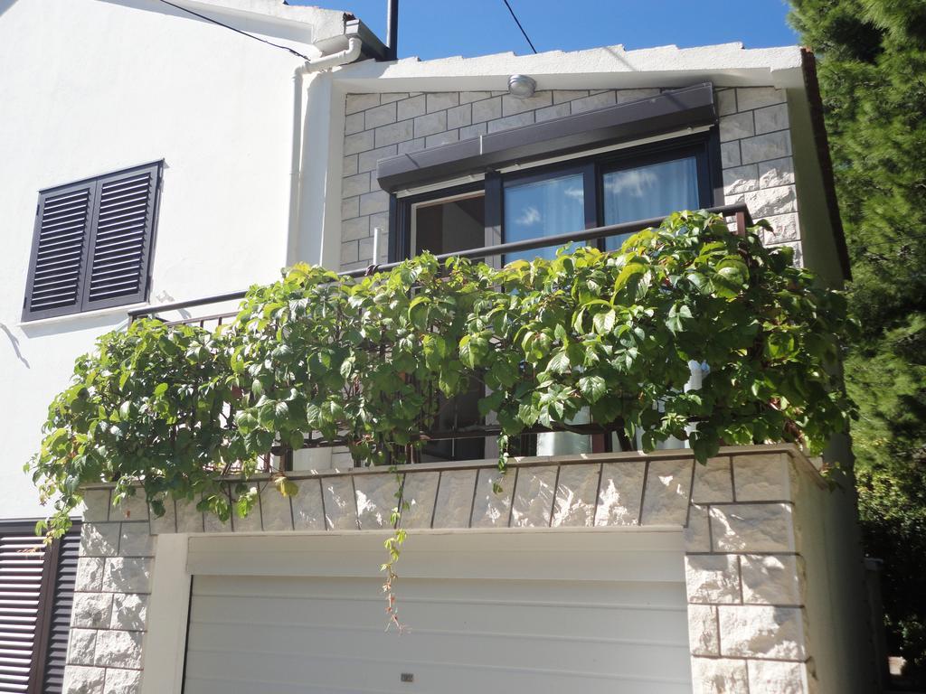 Guesthouse Apartment Bozica Бол Екстериор снимка