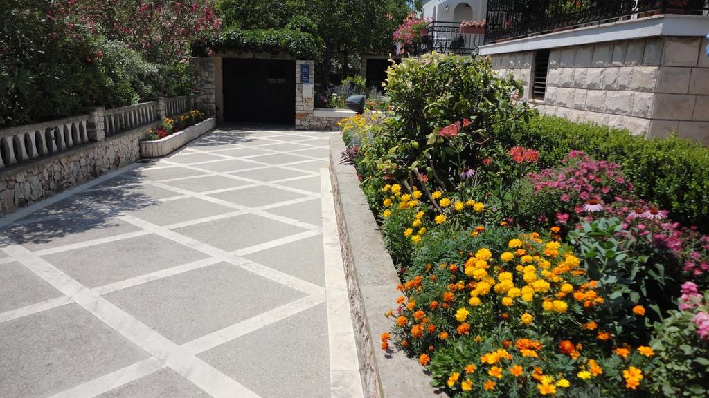 Guesthouse Apartment Bozica Бол Екстериор снимка