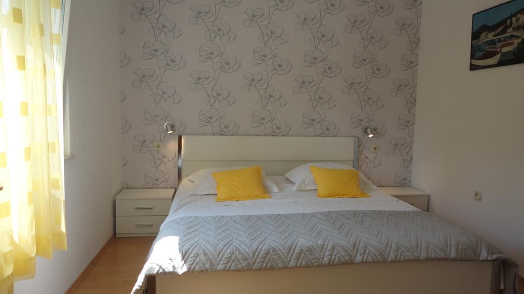 Guesthouse Apartment Bozica Бол Екстериор снимка